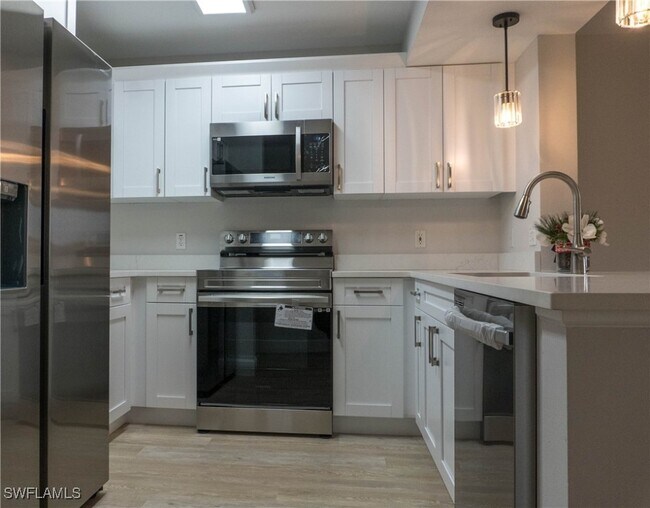 Building Photo - 8234 Key Royal Cir Unit 523