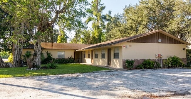 Building Photo - 4931 SW 65 Ave Davie, FL 33314