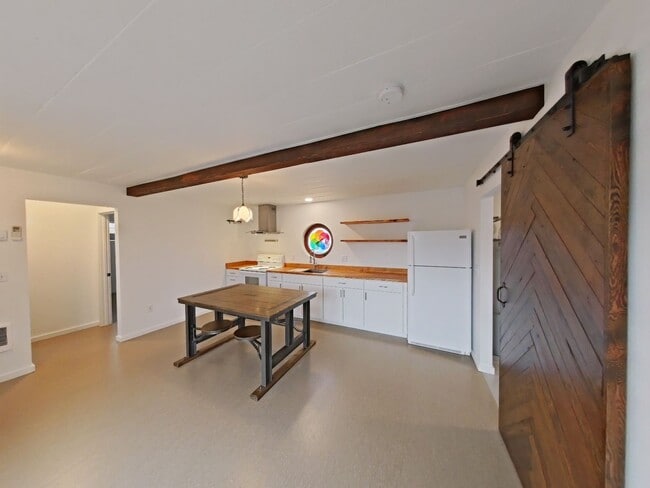 Building Photo - Lovely Remodeled 2 Bedroom Home in the heart of Prineville