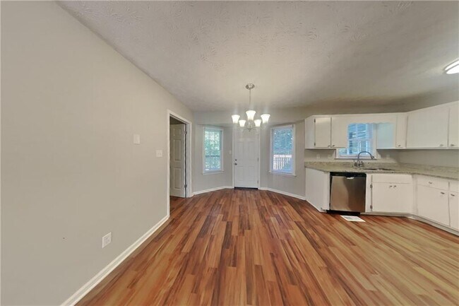 Photo - 121 Chantilly Ln