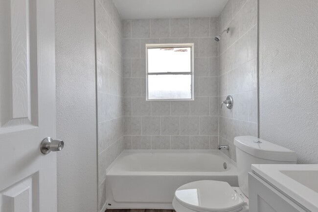 Photo - 809 John Adams Dr