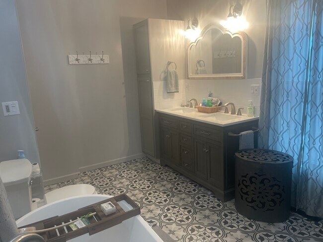 Photo - 940 W Main St