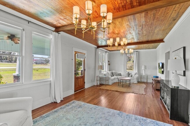 Building Photo - ASK ABOUT FREE RENT! Country Classic with Modern Convenience! Low maintenance!