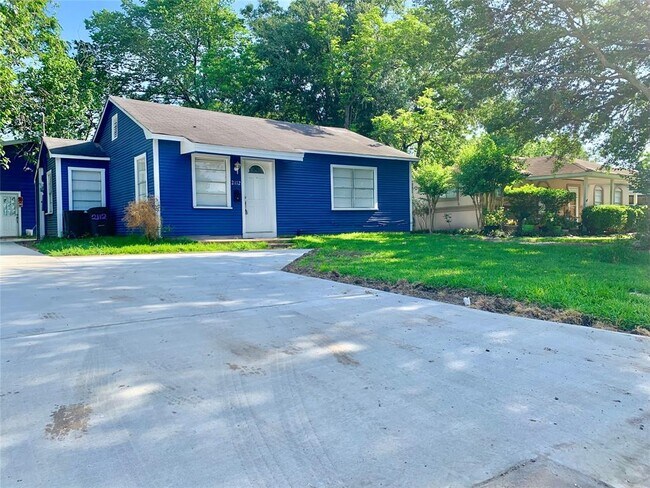Photo - 2112 7th St House