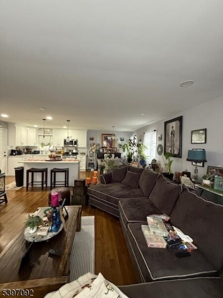 Photo - 827 Hobson St