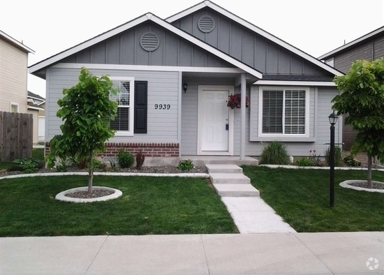 Building Photo - This home is just like new and move in rea...