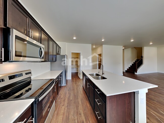 Photo - 685 Dudley St