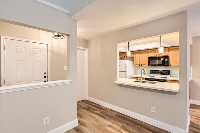 Photo - 512 Eberhart Ln