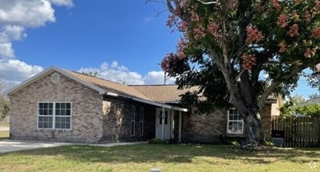 Building Photo - Updated 3/2 In Deltona! Rental