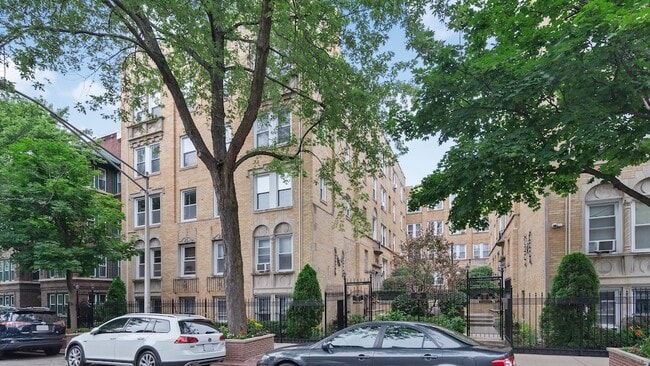 Building Photo - 846 W Ainslie St Unit R1