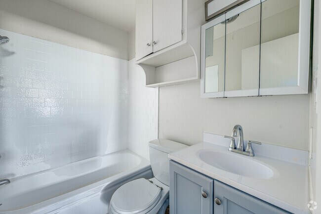 2BR, 2BA - 842SF - Primary Bathroom