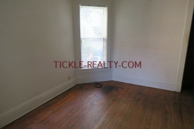 Building Photo - 626 University Ave Unit 2