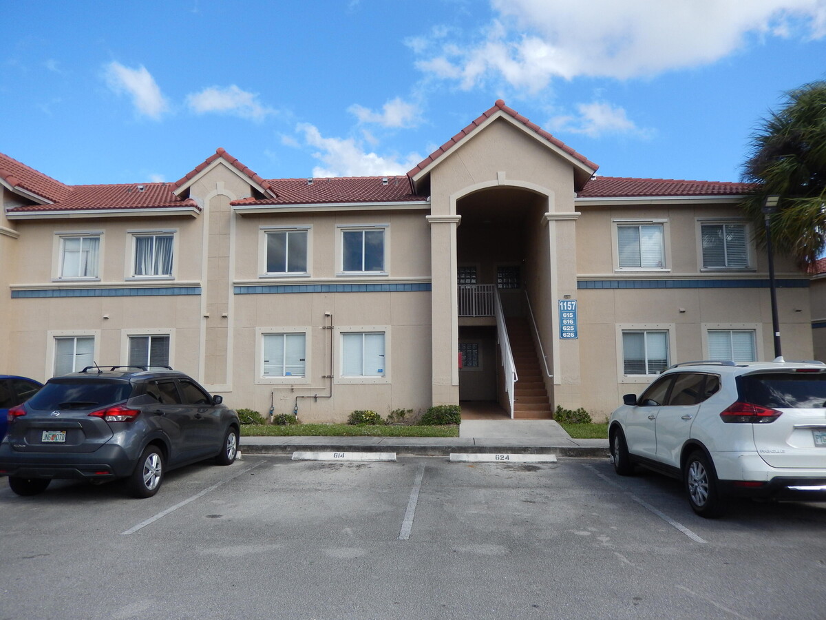 Photo - 1157 Golden Lakes Blvd Unidad 625 Rental