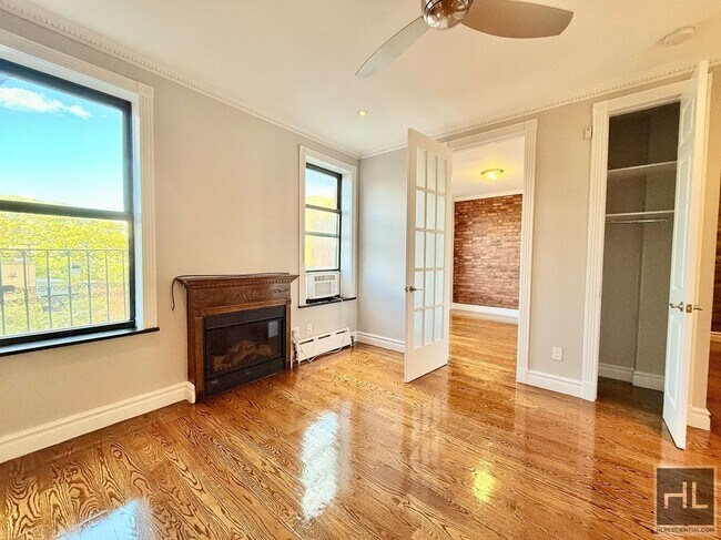 Photo - E 18TH ST. Unidad 4B