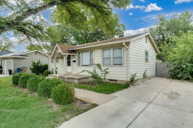 Building Photo - Three Bedroom Home in Derby!