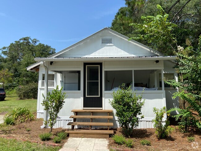 Building Photo - Partially Furnished Charming 4 Bedroom hom... Rental