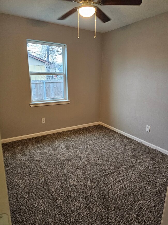 Photo - 305 Deepwood St