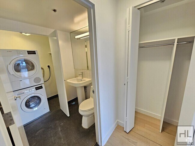 Building Photo - Luxury 1-Bedroom with 1.5 Baths | 22nd Flo... Unit 22B Rental