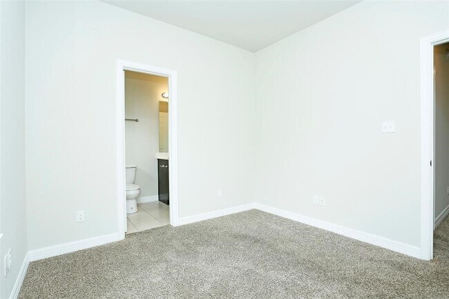 Photo - 990 Grenshaw St