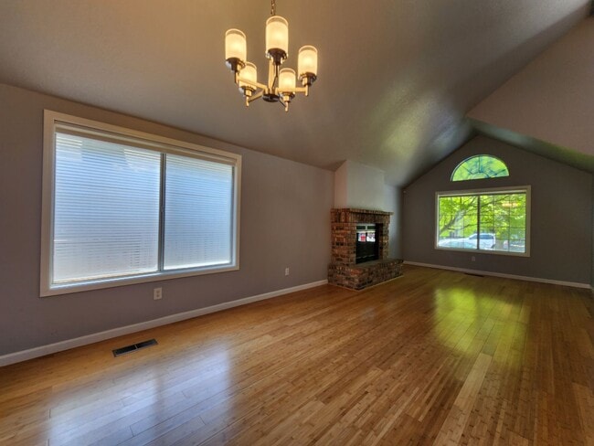 Photo - Spacious 4 Bed / 3 Bath Windsor Home