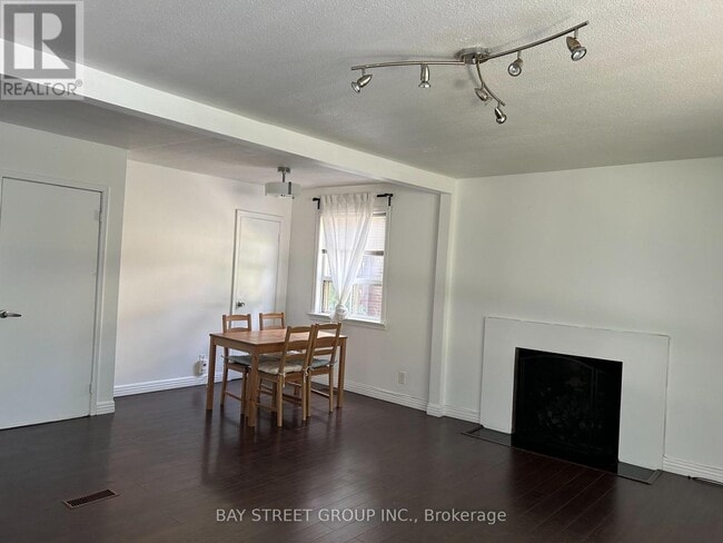 Photo - 93 Cartier Crescent