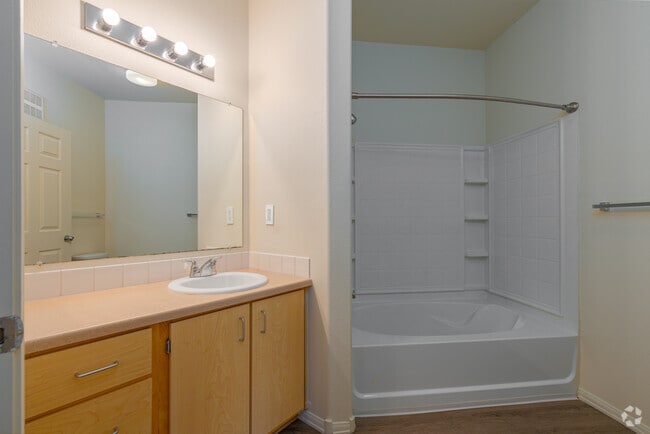 1 habitación, 1 baño - 821 pies cuadrados - Asequible - Baño - Eaglewood