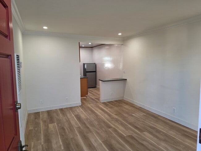 Building Photo - 1519 Armacost Ave Unit 8
