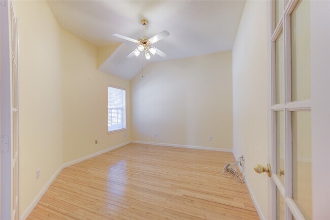 Photo - 465 Corridor Way