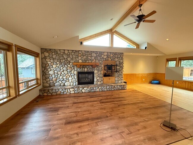 Photo - Beautiful 3 Bed/2 Bath Single Family Home in Awbrey Butte Neighborhood