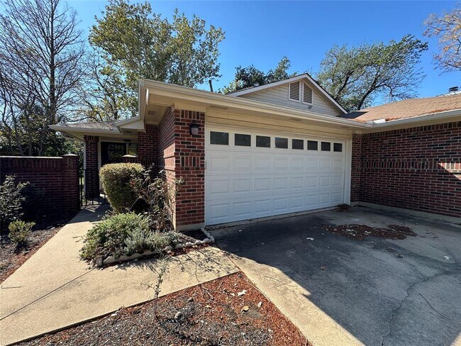 Photo - 1003 Markham Ln