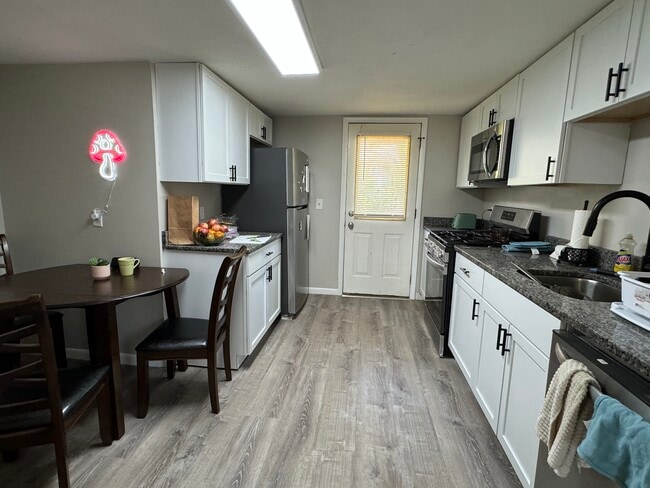 Building Photo - 93 Chapin St Unit Right Rental