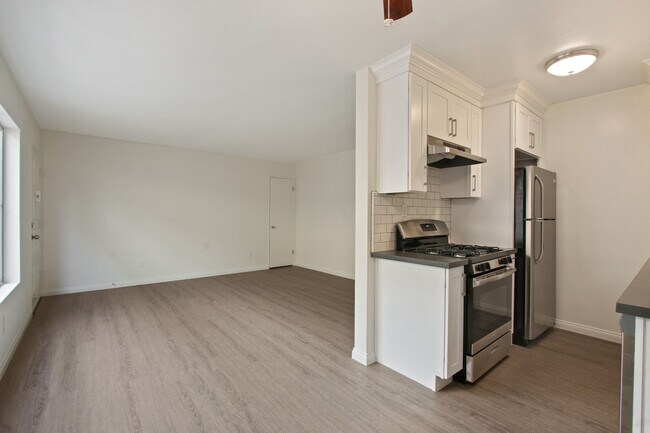 Photo - 848 7th Street in Santa Monica - steps to ...