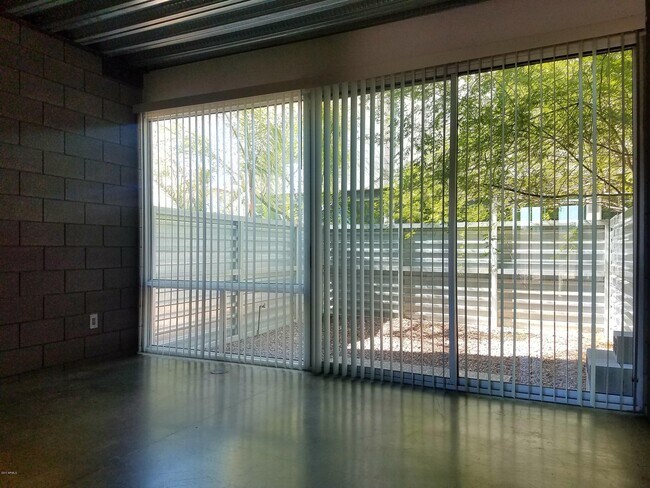 Photo - 525 E Willetta St