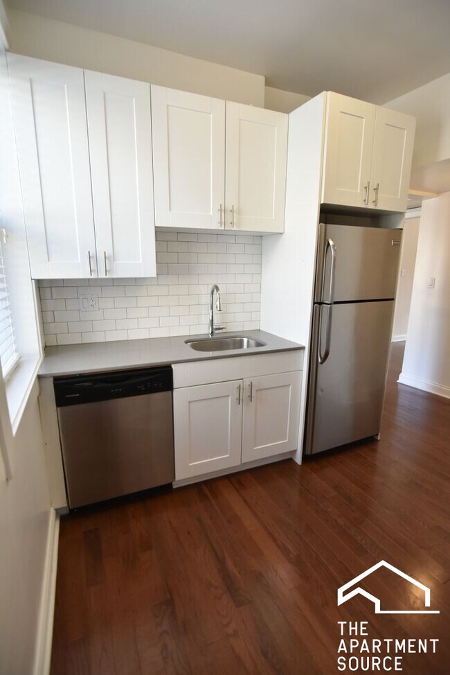 Photo - 3804 N Pine Grove Ave Unidad 3