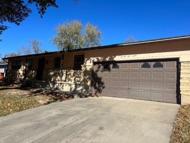 Photo - 7412 Warren W