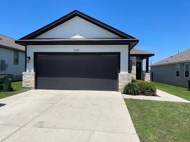Building Photo - 3 bedroom, 2 bath home for lease