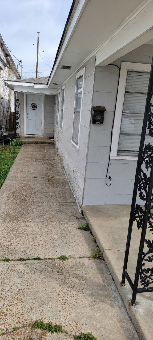 2 Bed/1Bath apartment, perfect for military personnel.