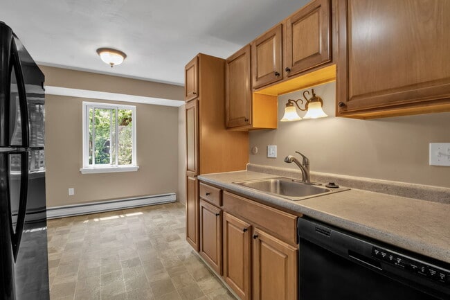 Kitchen - Geneseo Heights Apartments
