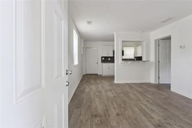 Photo - 1098 Smith St SW