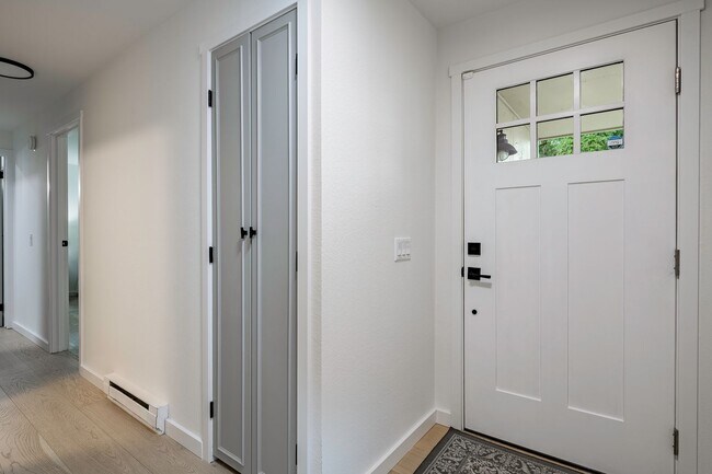 Photo - 2Bd/2Ba Bellevue Condo Unit D1