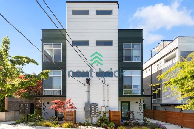 Building Photo - Chic Urban Living: 2-Bed, 2-Bath Townhouse Retreat in Seattle's Heart!