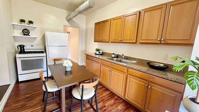 Building Photo - 702 W King St Unit Apt 3