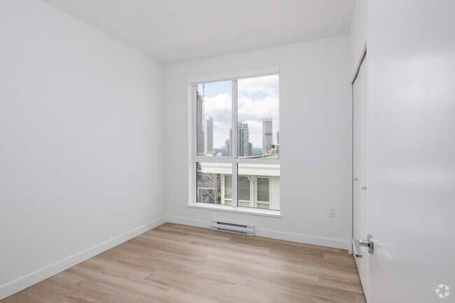 3BR, 2BA - 992SF