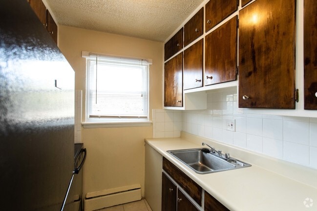 Apt 15 - One Bedroom, One Bath - Perrywood Apartments