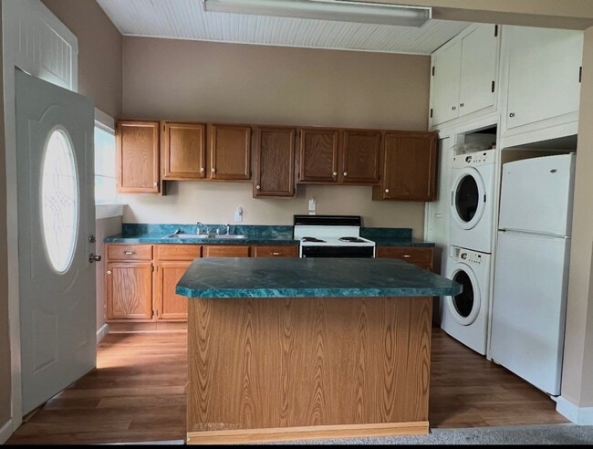 Building Photo - Spacious 5 Bedroom, 2 Bath available for the 2026 - 2027 school year