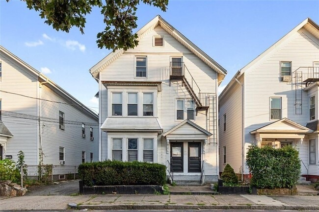 Building Photo - 92 Centre St Unit 3