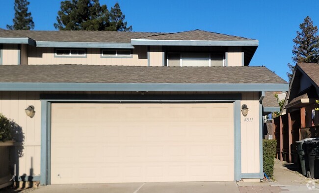 Building Photo - Adorable 2 bedroom 2 bath Duplex Rental