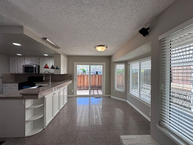 Photo - THIS is YOUR home, stunning 4/2 w/ AC, near Foothills