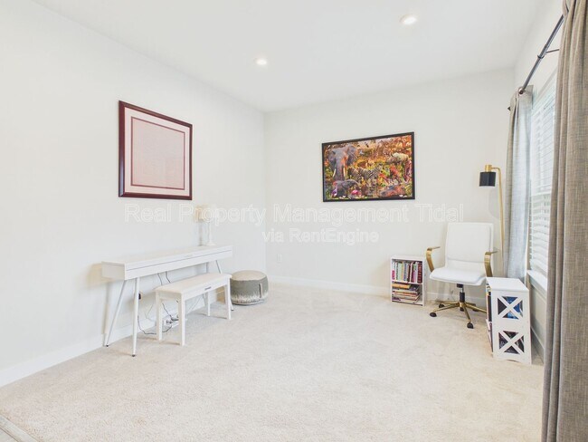 Photo - 555 Oliver Wy