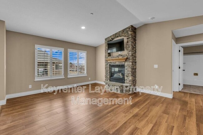 Photo - 905 S Main St